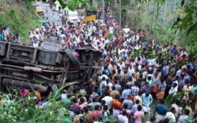В Індії автобус зірвався з гірської дороги, загинуло понад 40 людей