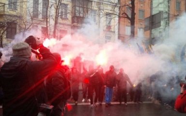 Активісти "Азова" влаштували пікет СБУ і запалили фаєри: опубліковано відео