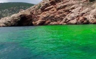 В оккупированном Севастополе вода стала кислотно-зеленого цвета