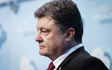 Порошенко показав, які паспорта тепер видаватимуть українцям: опубліковано фото