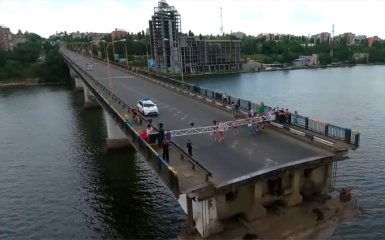 У Миколаєві розвели мости для військових кораблів: з'явилося захоплююче відео