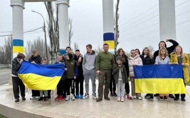 Домой вернулись 24 ребенка из Херсона. Их незаконно удерживали российские оккупанты — видео