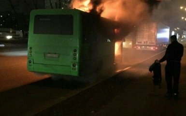 У Києві маршрутка спалахнула на дорозі: з'явилися фото і відео