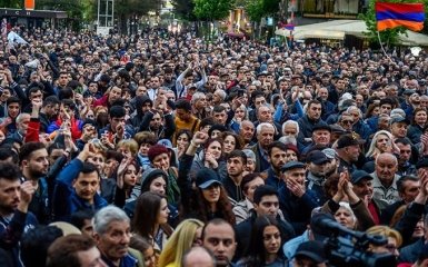 Протести у Вірменії виходять з під контролю: прем'єр Пашинян заликає припинити масові акції