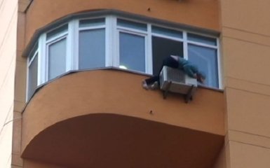 В Киеве милиция спасла женщину, которая хотела прыгнуть с 11 этажа: появилось видео