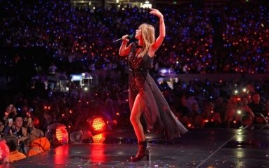 Тейлор Свифт громко оконфузилась на сцене во время концерта: появилось видео