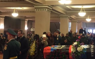 На похороны Гиви боевики ДНР согнали сотни людей: появились фото