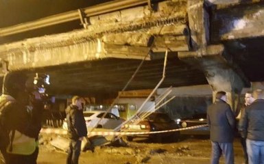 Обвал мосту в Києві: в мережі з'явилося нове ефектне відео