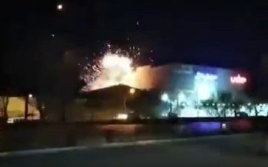 Беспилотники атаковали завод Минобороны Ирана с боеприпасами и дронами — видео