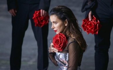 Скандальна співачка анонсувала новорічний виступ в Україні