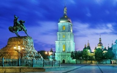 На Софийской площади авто дрифтовали и повредили покрытие — объяснение КГГА