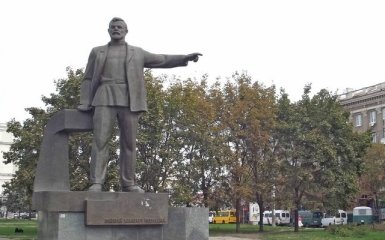 У Дніпропетровську повалили пам'ятник
