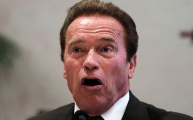 Шварценеггер поплатился за шутку о популярных рокерах: опубликовано видео