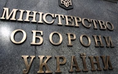 В Минобороны пояснили, за какие заслуги дали оружие Яценюку и Авакову