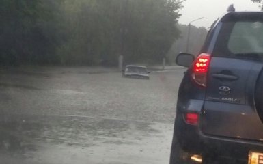 Злива затопила місто під Одесою: з'явилися вражаючі фото і відео