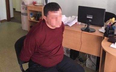 Спійманий на хабарі податківець викинув гроші в каналізацію: з'явилися фото