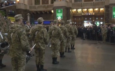 Українці у захваті від виступу військових на київському вокзалі: опубліковано відео