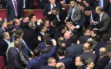У Раді розгорілася бійка, а одному з нардепів подряпали обличчя