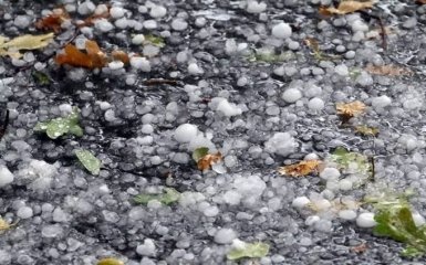 В Україні несподівано випав великий град: опубліковані відео