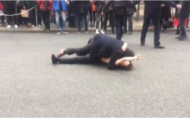 Стоп війні Путіна: активістки влаштували оголену провокацію біля Єлисейського палацу