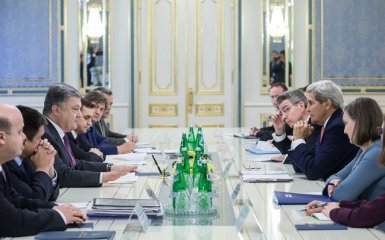 Порошенко поговорил с Керри: появились подробности