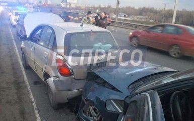 В Киеве серьезная авария, пострадал десяток авто: появились фото