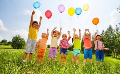 "Мій перший вірш написаний в окопі": українські зірки записали чуттєве відео до Дня захисту дітей