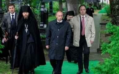 Он знал, как носить зонтик: соцсети высмеяли нового главу администрации Путина