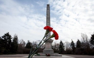Кладбище советских солдат осквернили в Европе: стали известны подробности