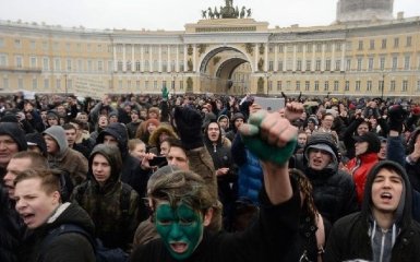 По всій Росії підлітків опрацьовують через мітинги: з'явилося відео