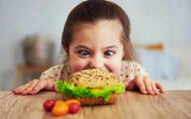 Чим небезпечне переїдання у дітей і як з ним боротися