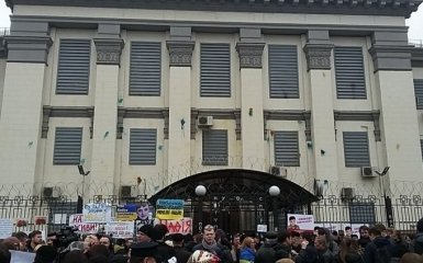 МВД призвал украинцев не трогать посольство России