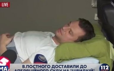 Фигуранта громкого дела привезли в суд на больничной койке: опубликованы фото