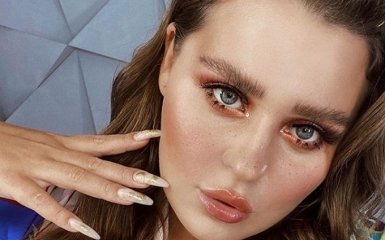 Гаряча красуня - солістка KAZKA вразила запальними танцями в купальнику