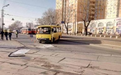 В Киеве произошло ДТП с общественным транспортом, есть пострадавшие: появились фото