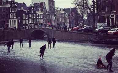 Из-за аномальных морозов в Амстердаме замерзли каналы: опубликованы зрелищные фото и видео