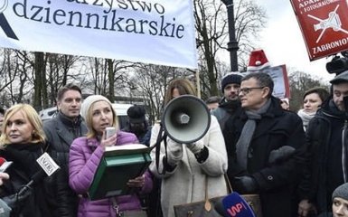 Долой коммунизм! Появилось видео бегства Качинського из Сейма в Польше