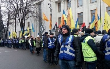 Возле Верховной Рады начался митинг: дежурят почти 4 тысячи правоохранителей