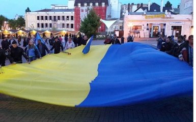 В центре Одессы на коленях помянули погибших 2 мая: новые фото