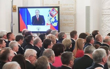 С кем спит премьер России: фото с обращения Путина взорвало сеть