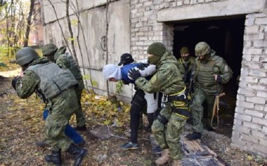 Полицейский спецназ на Донбассе "штурмовал" опасный дом: появились яркие фото и видео