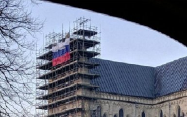 На соборе в Солсбери, где отравили Скрипалей, вывесили российский флаг