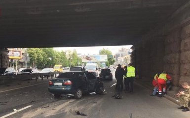 В Киеве из-за тройного ДТП заблокирован один из главных проспектов: появились фото