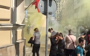 В Москве провокаторы атаковали украинское посольство: опубликовано видео