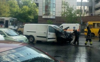 У Києві посеред дороги загорівся мікроавтобус: опубліковані фото