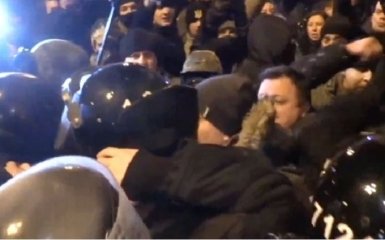 Стычки в центре Киева: стало известно о серьезной травме девушки-патрульной
