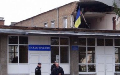 Обвал стены в школе под Киевом: появились новые подробности и видео