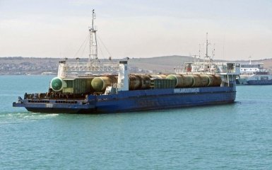 У оккупантов в Крыму "треснул" паром, перевозивший военную технику: опубликованы фото