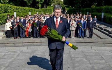 Порошенко с Парубием и Гройсманом почтили память жертв войны: опубликованы фото