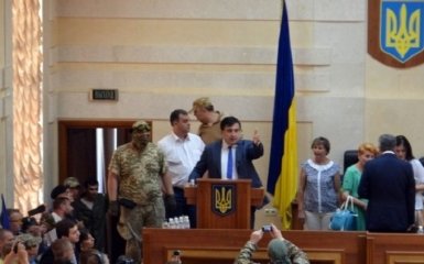 Люди в камуфляже сорвали сессию облсовета в Одессе: появились фото